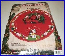 1991 WE SAW SANTA Claus 43 Christmas Tree Skirt Felt Applique Embroidery Kit