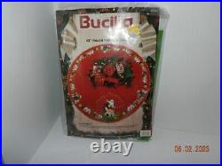 Bucilla we saw Santa felt applique Christmas Tree skirt 82721 43 round 1991
