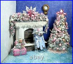 DOLLHOUSE Miniature Shabby Cottage Christmas Tree, Tr Skirt Garland 2 Presents