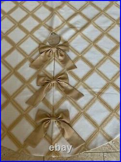 Elegant Luxurious Christmas Tree Skirt Ivory White Gold Diamond 53D