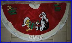 NWT WB Store Exclusive Plush Tweety & Sylvester Exchanging Presents Tree Skirt