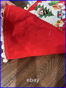 VINTAGE Bucilla FELT APPLIQUE CHRISTMAS TREE SKIRT hand stitched sequins 42