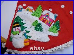 VINTAGE FELT APPLIQUE CHRISTMAS TREE SKIRT hand stitched beads sequins 49