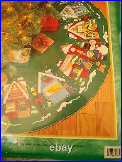 Vintage Bucilla Christmas Village Felt Applique Tree Skirt Kit 83980 43
